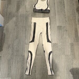 ALO Yoga Women's Cream and Black High-Waist Leggings